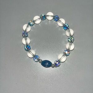 Medium size blue and white beads bracelet with rock stone in middle.